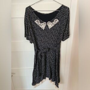 Vintage short black dress with lace collar. (Size 8-10)